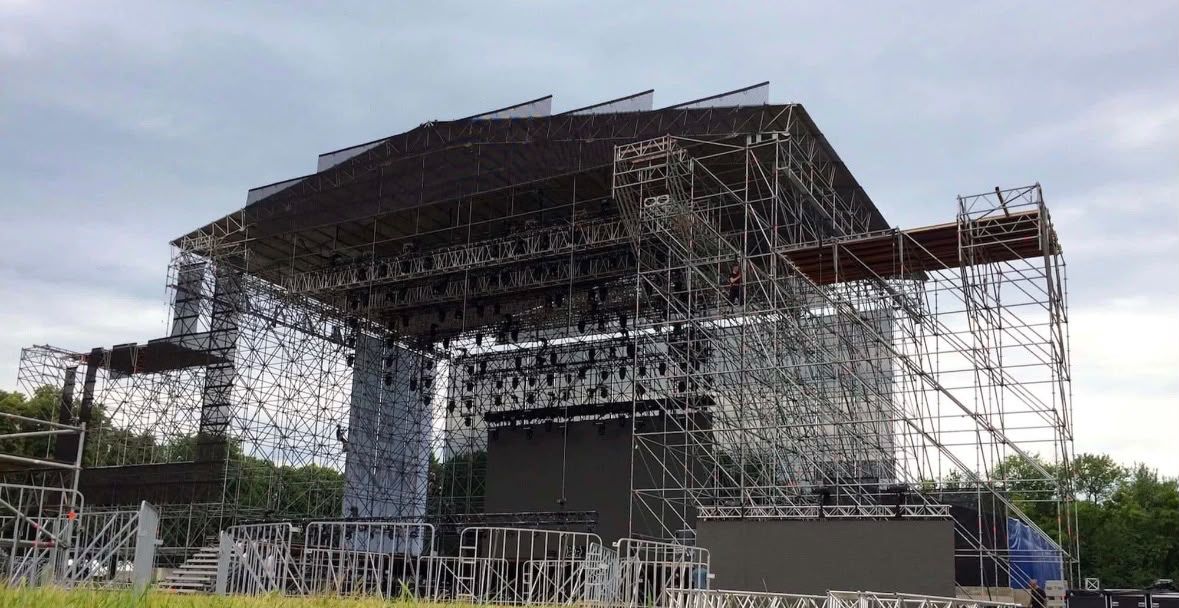 Estructura de andamio para escenario de un evento al aire libre