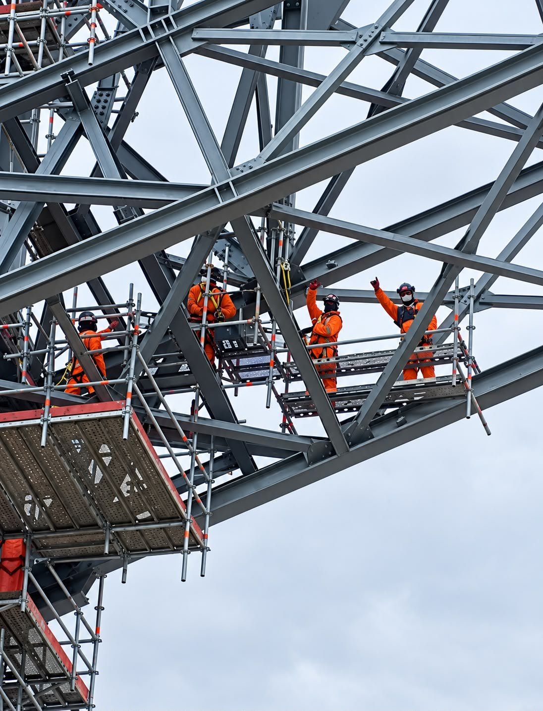 Plataformas de andamio en voladizo sobre una estructura metálica en altura